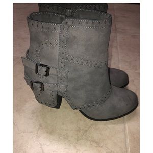 Small heel women’s boots